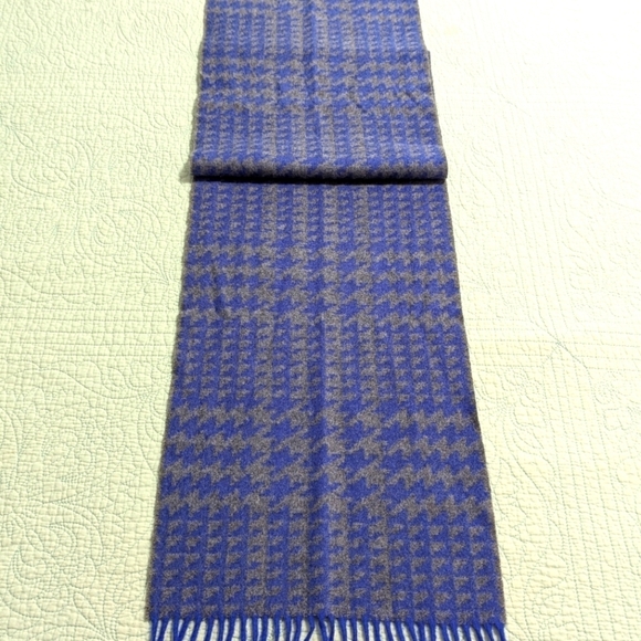 Bloomingdales Blue and Gray Houndstooth 100% Cashmere Scarf - Picture 10 of 14